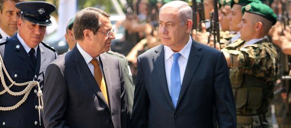 İsrail Başbakanı Benyamin Netanyahu, Kıbrıs ziyareti çerçevesinde Rum lider Nikos Anastasiadis ile Başkanlık Sarayı'nda bir araya geldi. Netanyahu'yu Rum Başkanlık Sarayı'nda resmi törenle karşıladı. - Sputnik Türkiye