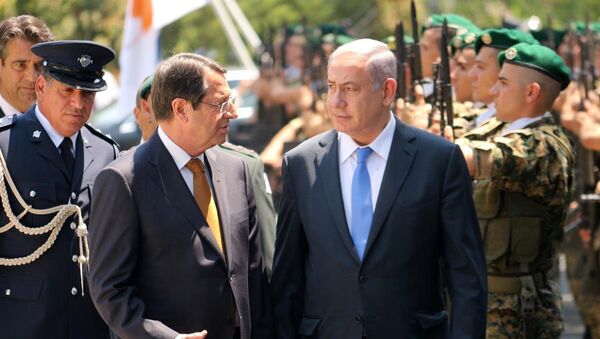 İsrail Başbakanı Benyamin Netanyahu, Kıbrıs ziyareti çerçevesinde Rum lider Nikos Anastasiadis ile Başkanlık Sarayı'nda bir araya geldi. Netanyahu'yu Rum Başkanlık Sarayı'nda resmi törenle karşıladı. - Sputnik Türkiye
