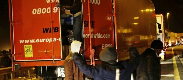 Göçmenler Manş tüneline saldırdı - Sputnik Türkiye