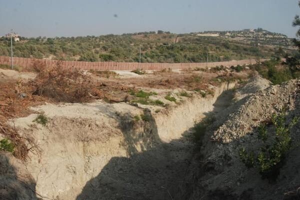 Duvarın hemen arkasına 7 kilometre uzunluğunda, 4 metre derinliğinde hendek kazıldı. - Sputnik Türkiye