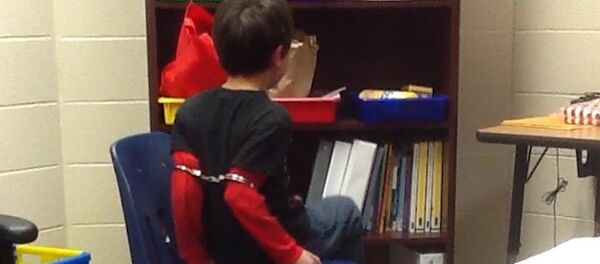 ABD’de 8 yaşındaki çocuğa ters kelepçe - Sputnik Türkiye