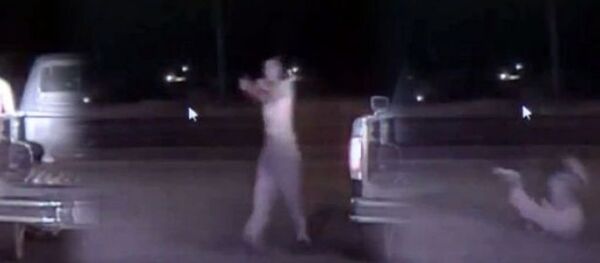 ABD polisi silahsız bir kişiyi kurşun yağmuruna tuttu ABD polisi silahsız bir kişiyi kurşun yağmuruna tuttu - Sputnik Türkiye