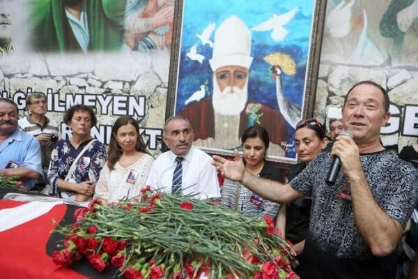 Fikret Otyam'ın tabutu başında Zeynep Karababa türkü söylerken, Sümer Ezgü ve Hüseyin Turan da barak havası okudu. Fikret Otyam'ın tabutu başında Zeynep Karababa türkü söylerken, Sümer Ezgü ve Hüseyin Turan da barak havası okudu. - Sputnik Türkiye