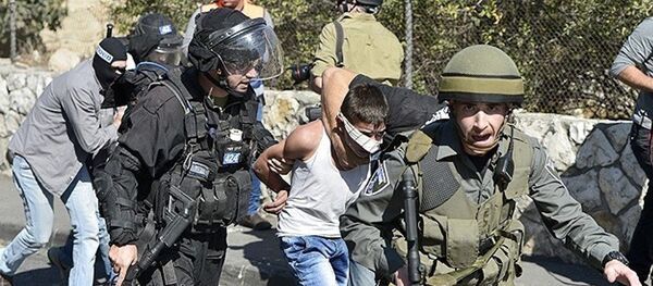 İsrail askerleri 12 yaşındaki Filistinli çocuğu gözaltına aldı İsrail askerleri 12 yaşındaki Filistinli çocuğu gözaltına aldı - Sputnik Türkiye