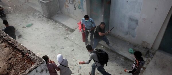 Sivil giyimli bir görevli bazı göçmenlere coplarla saldırdı Sivil giyimli bir görevli bazı göçmenlere coplarla saldırdı - Sputnik Türkiye