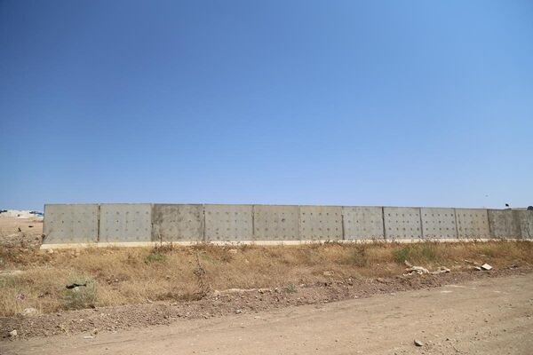 Türkiye-Suriye sınırına 3 metrelik beton duvar - Sputnik Türkiye