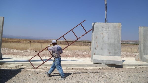 Türkiye-Suriye sınırına 3 metrelik beton duvar - Sputnik Türkiye
