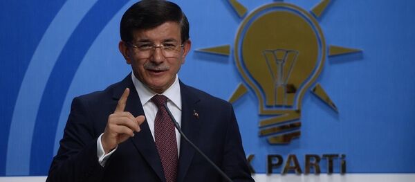 AK Parti Genel Başkanı ve Başbakan Ahmet Davutoğlu, CHP Genel Başkanı Kemal Kılıçdaroğlu ile görüşmesinin ardından, AK Parti Genel Merkezi'nde basın toplantısı düzenleyerek gazetecilere açıklamalarda bulundu. - Sputnik Türkiye