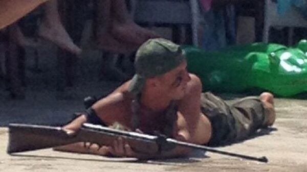 The Sun'ın haberine göre, Marmaris'teki beş yıldızlı bir otelde terörist gibi giyinen animatörler havuz başında şov yaptı. - Sputnik Türkiye