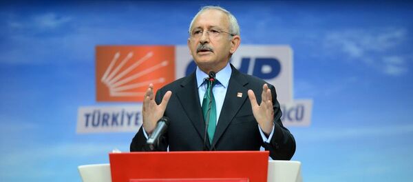 AK Parti ile koalisyon ihtimalinin ortadan kalkmasının ardından CHP lideri Kılıçdaroğlu, kendilerine koalisyon değil 3 aylık bir seçim hükümeti önerildiğini söyledi ve ekledi: 'Belli konuları konuşup, parlamentoda yaptıktan sonra 3 ay içinde seçime gidelim' diye. Bu bize uygun değildi. - Sputnik Türkiye