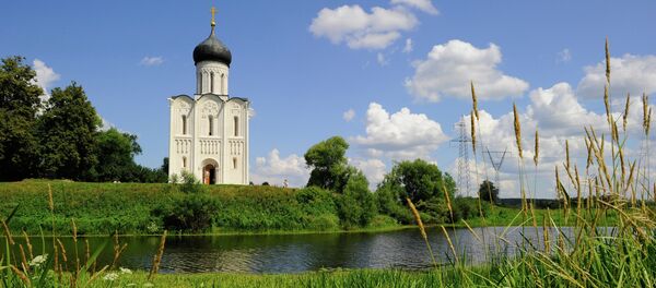 Vladimir bölgesine bağlı Bogolyubovo köyünde bir kilise Vladimir bölgesine bağlı Bogolyubovo köyünde bir kilise - Sputnik Türkiye
