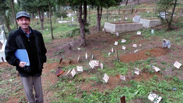 Depremde izin kaybetti,  15 yıl sonra mezarını buldu - Sputnik Türkiye