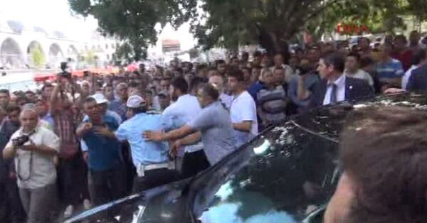 Cenaze törenine katılan Başbakan Yardımcısı Yalçın Akdoğan, bir grup tarafından protesto edildi. Cenaze törenine katılan Başbakan Yardımcısı Yalçın Akdoğan, bir grup tarafından protesto edildi. - Sputnik Türkiye
