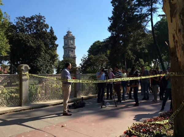 Saldırının ardından gazetecilerin Dolmabahçe Sarayı önündeki bekleyişleri sürüyor - Sputnik Türkiye