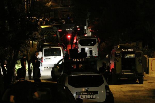 Sarıyer'de birçok adrese sabahın erken saatlerinde operasyon düzenledi. - Sputnik Türkiye