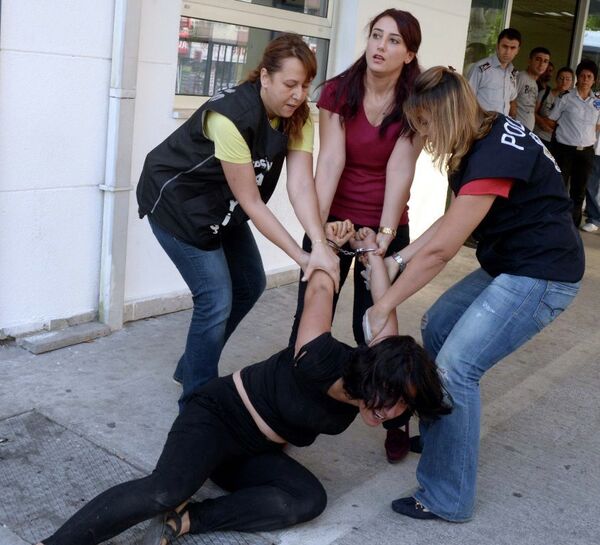 Gözaltına alınanlar sağlık kontrolünün ardından Emniyet Müdürlüğü'ne götürüldü - Sputnik Türkiye