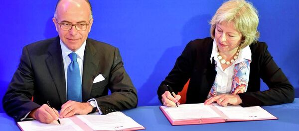 Bernard Cazeneuve - Theresa May - Sputnik Türkiye