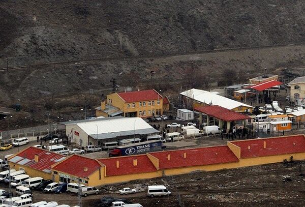Van'ın Saray İlçesi’ndeki Kapıköy Sınır Kapısı’nda çalışan 10 gümrük memuru ve bir şoför, mesai bitiminde servisle Van’a dönerken kendileriyle irtibat kesildi. Van'ın Saray İlçesi’ndeki Kapıköy Sınır Kapısı’nda çalışan 10 gümrük memuru ve bir şoför, mesai bitiminde servisle Van’a dönerken kendileriyle irtibat kesildi. - Sputnik Türkiye