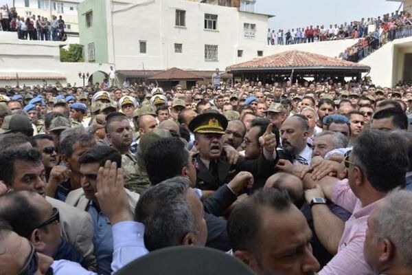 Şırnak'ta şehit olan Yüzbaşı Ali Alkan'ın cenaze namazında, şehidin ailesi hükümete ve törene katılan AK Parti milletvekillerine tepki gösterdi. - Sputnik Türkiye