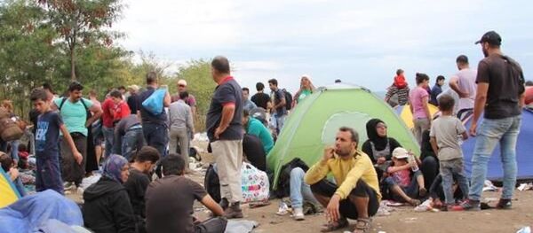 Makedonya sınırında kaçakların Avrupa yürüyüşü Makedonya sınırında kaçakların Avrupa yürüyüşü - Sputnik Türkiye