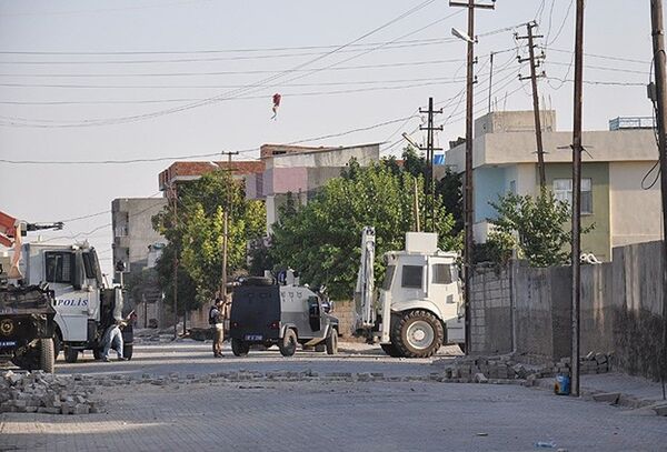 Mardin Nusaybin'de açılan hendekleri kapatan güvenlik güçlerine uzun namlulu silahla ateş açıldığı belirtildi. - Sputnik Türkiye