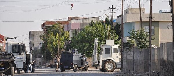 Mardin Nusaybin'de açılan hendekleri kapatan güvenlik güçlerine uzun namlulu silahla ateş açıldığı belirtildi. - Sputnik Türkiye