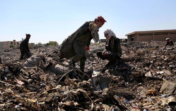 Suriyeliler ekmeğini çöplükten çıkarıyor - Sputnik Türkiye