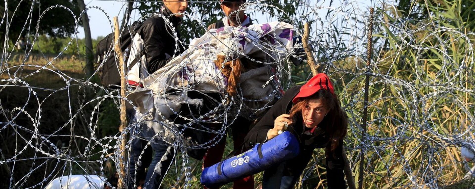 Göçmen geçişini engellemek için Sırbistan sınırına dikenli tel çekmeye devam eden Macaristan ise zirveye katılmadı. Yalnızca dün Sırbistan üzerinden 700’ü çocuk 3 bin 241 kişi ülkeye girerken, bunun Macaristan için rekor bir sayı olduğu belirtildi.  - Sputnik Türkiye, 1920, 26.11.2022