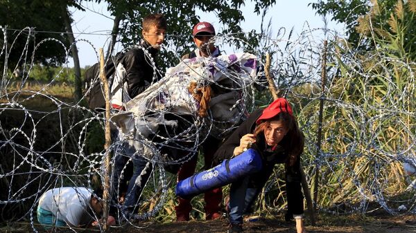 Göçmen geçişini engellemek için Sırbistan sınırına dikenli tel çekmeye devam eden Macaristan ise zirveye katılmadı. Yalnızca dün Sırbistan üzerinden 700’ü çocuk 3 bin 241 kişi ülkeye girerken, bunun Macaristan için rekor bir sayı olduğu belirtildi. - Sputnik Türkiye