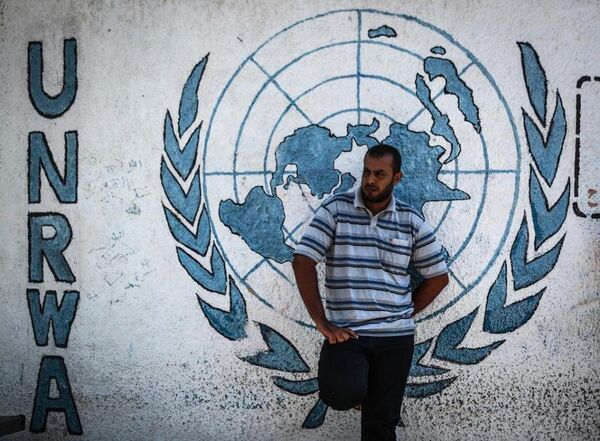 UNRWA'nın faaliyet gösterdiği Gazze, Batı Şeria, Lübnan, Suriye ve Ürdün'de ‘iş sağlama çalışmalarını’ askıya alma ve yardımları azaltma kararı aldığına dair basında haberler yer almış, ancak iddialara ilişkin resmi bir açıklama yapılmamıştı. - Sputnik Türkiye