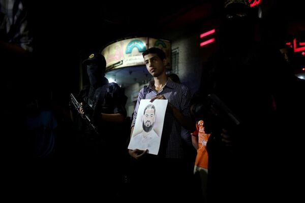 16 Kasım 2014'te tutuklanan Allan, İsrail’in zanlıları herhangi bir suçlama olmaksızın ve mahkemeye çıkarmadan cezaevinde tutmasına imkan veren ‘idari tutuklama’ uygulamasını protesto amacıyla temmuz ayında açlık grevine başladığını duyurmuştu. - Sputnik Türkiye