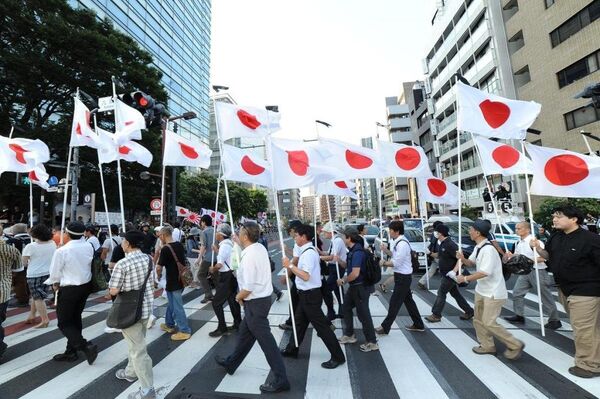 Başkent Tokyo’daki anma törenlerinin merkezi olan Yasukuni Tapınağı binler Japon'un akınına uğradı. - Sputnik Türkiye