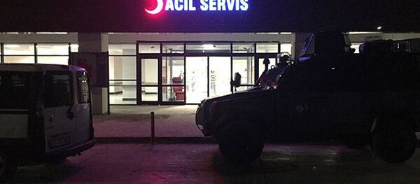 Saldırı sonrası hastaneye gelen Şanlıurfa Emniyet Müdürü Eyyüp Pınarbaşı, yetkililerden bilgi aldı. - Sputnik Türkiye