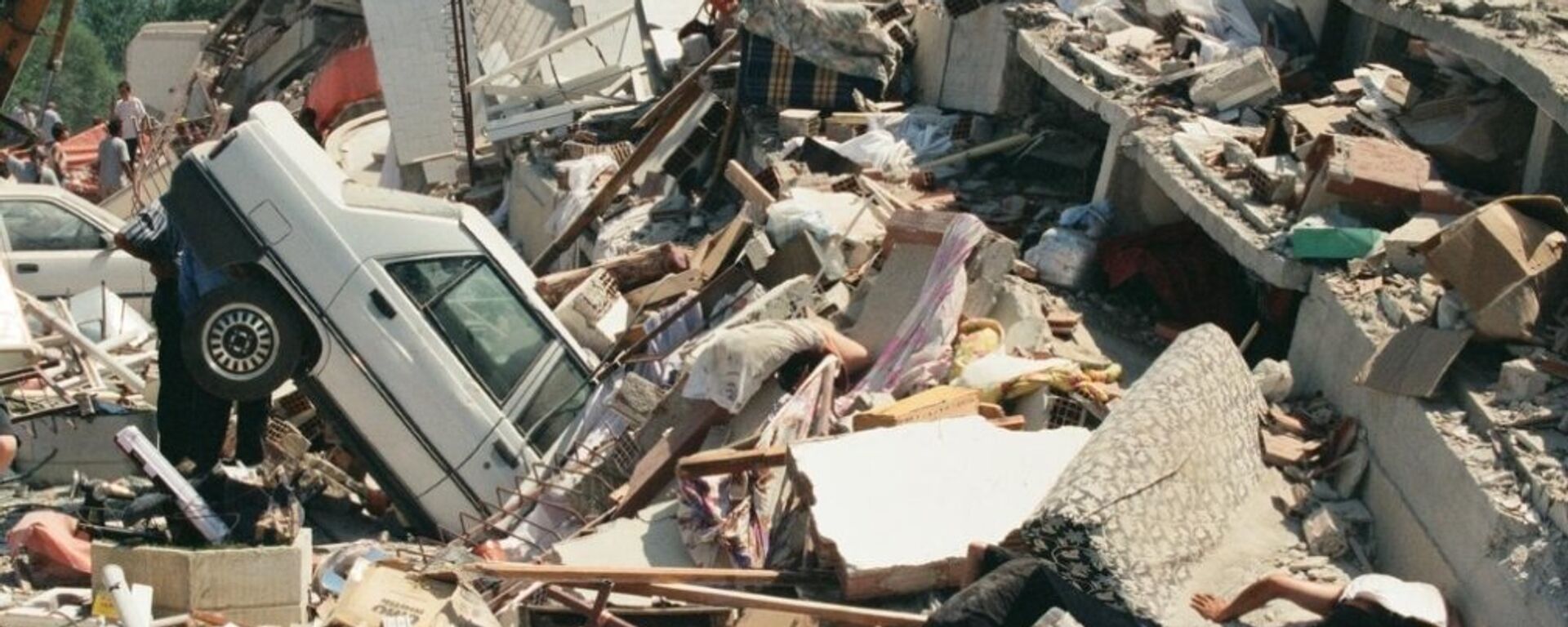 Marmara Depremi, merkez üssü olan Kocaeli'nin Gölcük ilçesinde ağır hasara neden olmuştu.  - Sputnik Türkiye, 1920, 25.04.2025