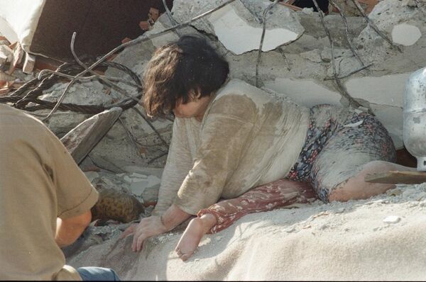 İzmit'te iki çocuğunun üstüne kapanarak onları korumaya çalışan Emine Kaçar, depremden 5 saat sonra kurtarılmıştı. Çocukları ise enkazdan ölü olarak çıkarılmıştı. - Sputnik Türkiye