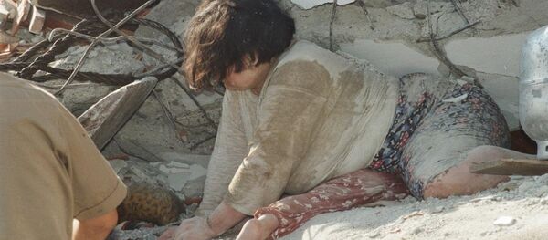 İzmit'te iki çocuğunun üstüne kapanarak onları korumaya çalışan Emine Kaçar, depremden 5 saat sonra kurtarılmıştı. Çocukları ise enkazdan ölü olarak çıkarılmıştı. - Sputnik Türkiye