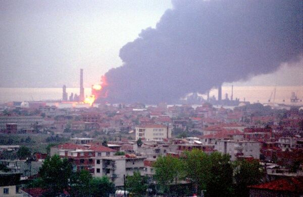 Depremin ardından Kocaeli'deki Tüpraş Rafinerisi'nin farklı bölümlerinde çıkan yangınların tamamen kontrol altına alınması dört gün sürmüştü. - Sputnik Türkiye