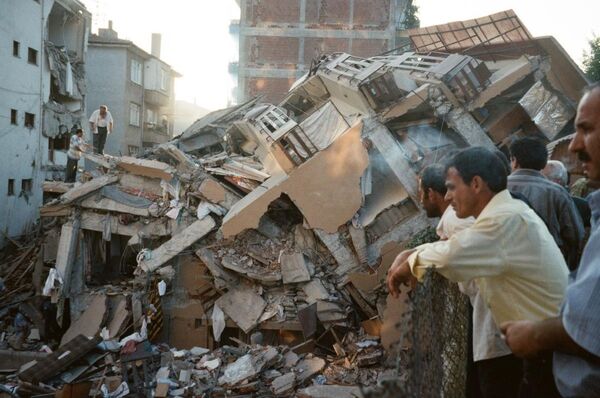 Marmara Depremi’nden en fazla hasar gören bir diğer kent olan Yalova’da resmi rakamlara göre 13 bin 939 bina yerle bir olmuştu. - Sputnik Türkiye