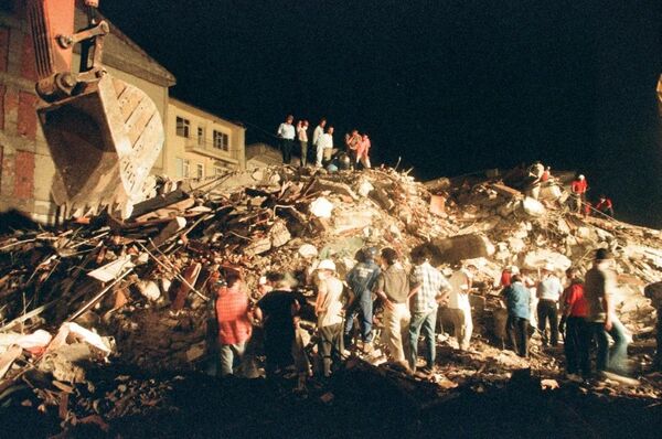 17 Ağustos’taki depremde yüzlerce insanın hayatını kaybettiği Düzce, sadece üç ay sonra bir kez daha sallandı. 19 Kasım 1999’da merkez üssü Düzce olan depremde, 845 kişi hayatını kaybetti, 4 bin 948 kişi ise yaralanmıştı. - Sputnik Türkiye