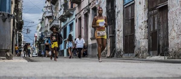 Şehrin korsan saldırılarından korunması için yapılan kale ve surlar, küçük meydanlar, müzeler ve tarihi evleriyle göze çarpan dar sokakları da Eski Havana’nın göze çarpan karakteristik özelliklerini oluşturuyor. - Sputnik Türkiye