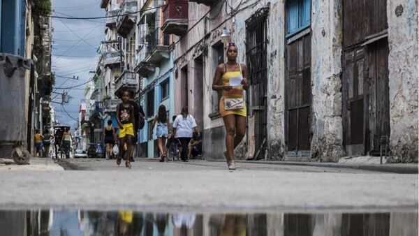 Şehrin korsan saldırılarından korunması için yapılan kale ve surlar, küçük meydanlar, müzeler ve tarihi evleriyle göze çarpan dar sokakları da Eski Havana’nın göze çarpan karakteristik özelliklerini oluşturuyor. - Sputnik Türkiye