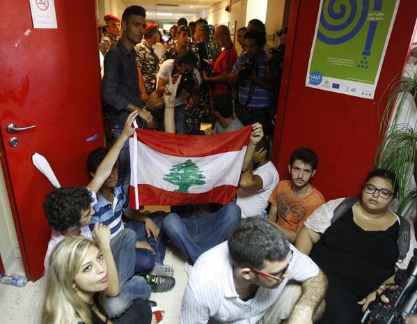 Beyrut'ta kriz sürüyor: Göstericiler Çevre Bakanlığı'nı işgal etti - Sputnik Türkiye