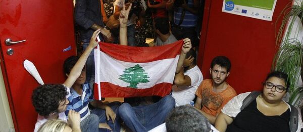Beyrut'ta kriz sürüyor: Göstericiler Çevre Bakanlığı'nı işgal etti - Sputnik Türkiye