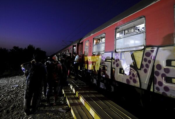 Yunanistan'dan Makedonya'ya geçmeyi başaran sığınmacılar trenlerle Macaristan'a gitmeye çalışıyor - Sputnik Türkiye