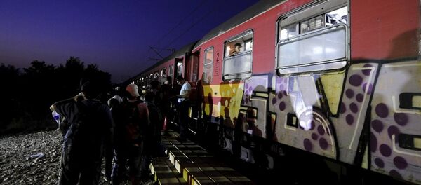 Yunanistan'dan Makedonya'ya geçmeyi başaran sığınmacılar trenlerle Macaristan'a gitmeye çalışıyor - Sputnik Türkiye