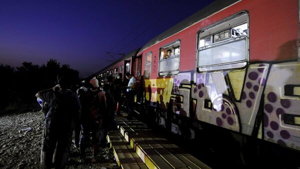 Yunanistan'dan Makedonya'ya geçmeyi başaran sığınmacılar trenlerle Macaristan'a gitmeye çalışıyor - Sputnik Türkiye