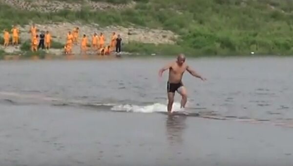 Şaolin rahibi su yüzeyinde 125 metre koştu - Sputnik Türkiye