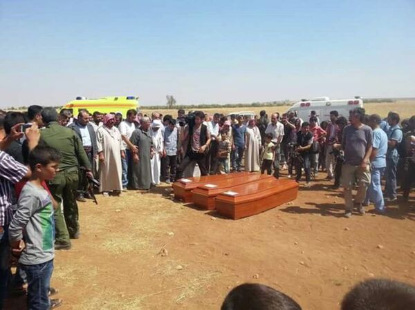 Aylan Kurdi ile ağabeyi ve annesinin cenazesine AKP, CHP ve HDP'den bazı milletvekilleri eşlik etti. AKP milletvekilleri sınırdan geri dönerken, CHP ve HDP milletvekilleri sınırın diğer tarafına geçerek cenaze törenine katıldı. - Sputnik Türkiye
