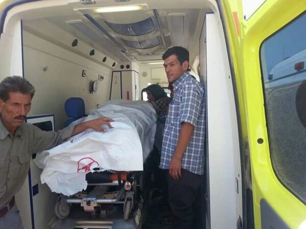 Acılı babaya İçişleri Bakanlığı Göç İdaresi Genel Müdürlüğü’nden bir heyet eşlik etti. - Sputnik Türkiye