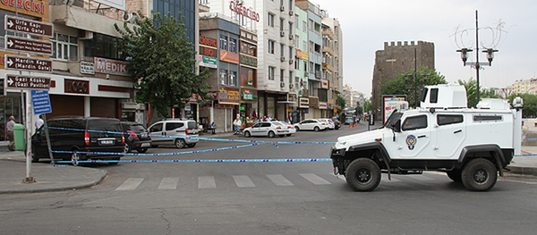 Diyarbakır Valiliği, vatandaşların zarar görmemesi için ikinci bir emre kadar Sur ilçesinde sokağa çıkma yasağı ilan ettiğini açıkladı. - Sputnik Türkiye